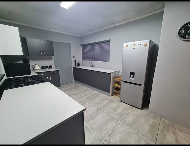 4 BEDROOM HOUSE FOR SALE IN SONNEVELD